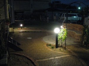 4C 1 - サークルベンチで夜を楽しむオープンなお庭