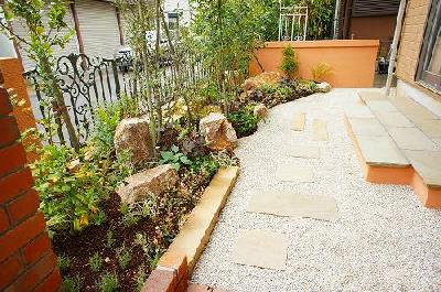 71C 2 - 砂岩と信楽石を使った緑溢れるガーデン　大津市