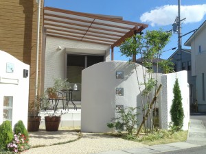 84C - 曲線の壁でやさしい目隠し　草津市