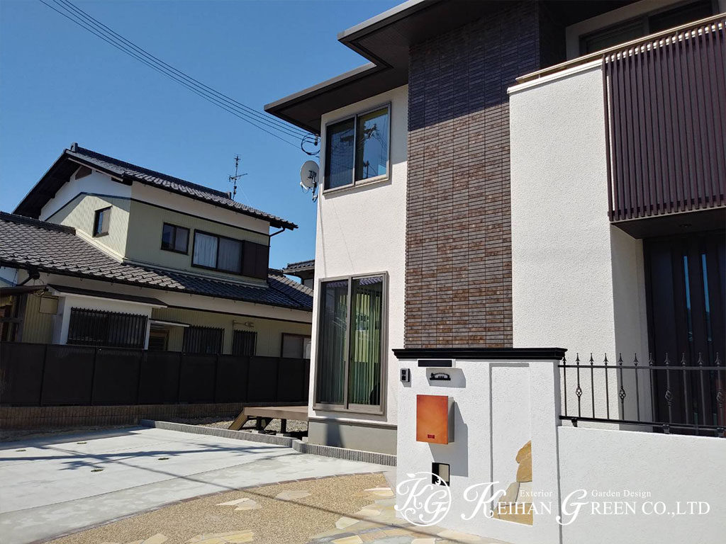 5 1 - 真っ白な門柱にナチュラルな配色が上品なエントランス　東近江市