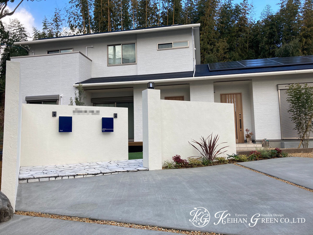 main - 白い塗り壁に表札とポストがアクセントになったシンプルモダンなファサード　大山崎町