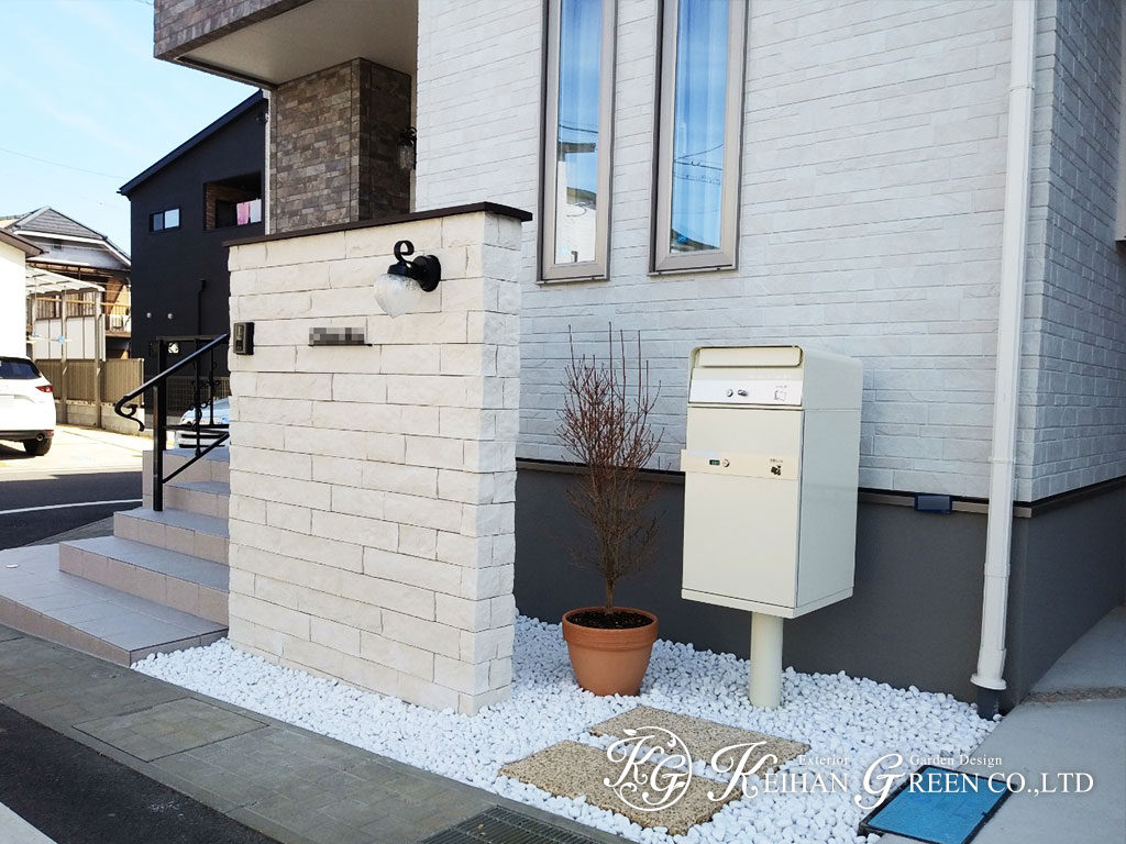 main 1 - クラシカルな門柱を中心に欧風なイメージを演出した外構　大津市