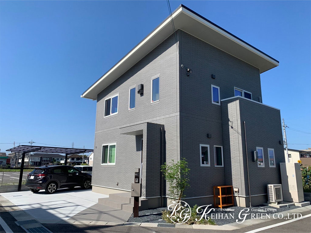 main 1 - シンプルモダンな建物に機能門柱でナチュラルさと落ち着きをプラス　栗東市