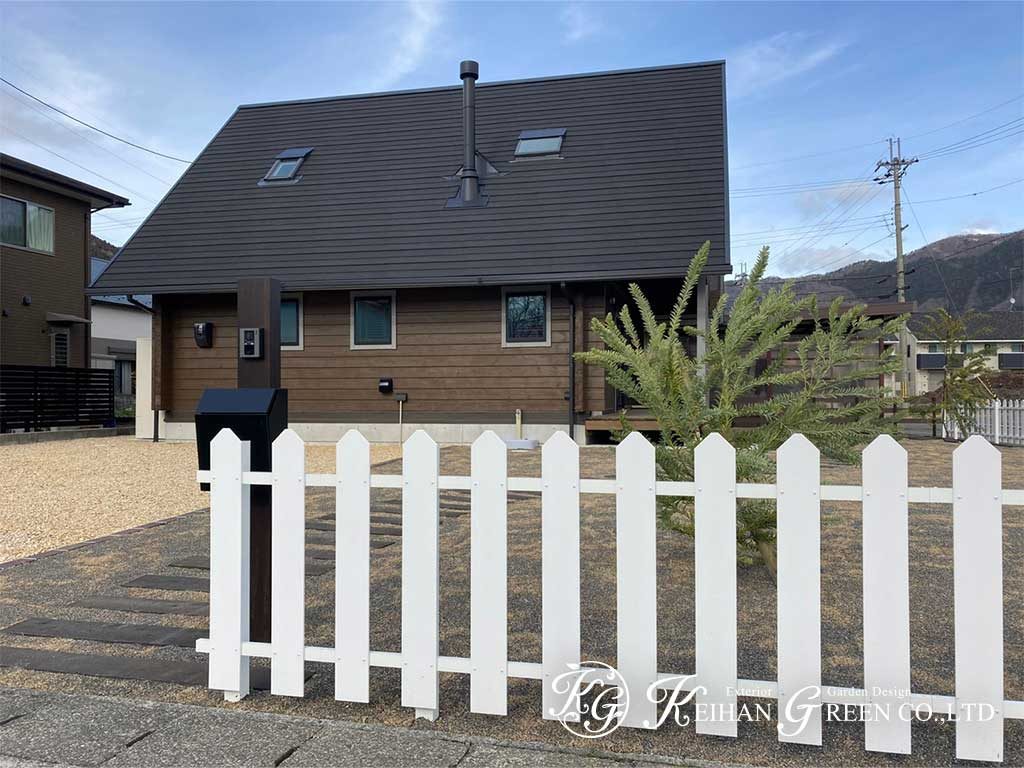 main 2 - アメリカンフェンスと枕木のアプローチがポイントの新築外構　高島市