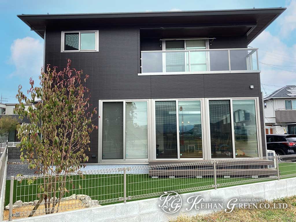 main - 人工芝とウッドデッキでおうち時間を楽しめるお庭へ　野洲市