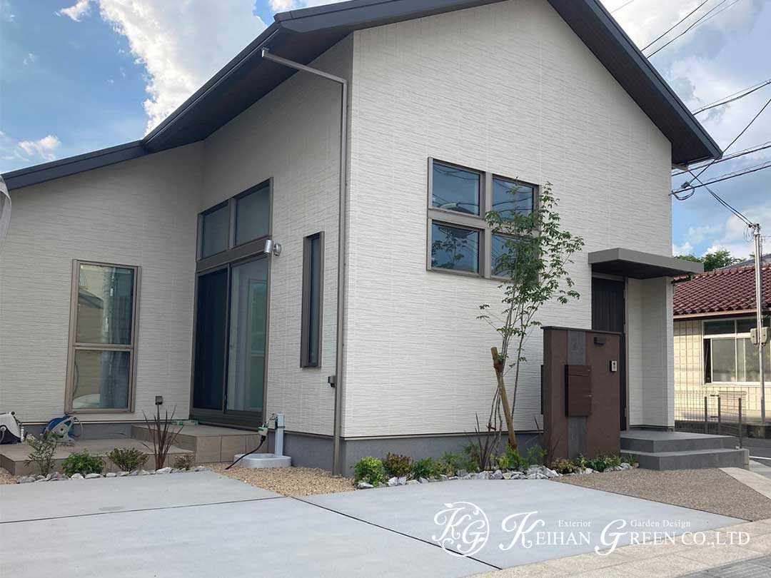 main 1 - ブラウン＋木目調＋植栽の組み合わせがおしゃれなナチュラルモダン外構　東近江市