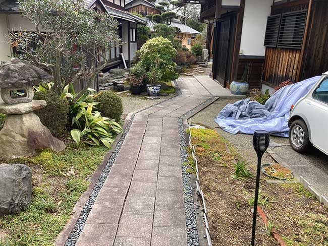 和の建物に合わせた鉄平石の乱張りアプローチ | 京阪グリーン 守山支店